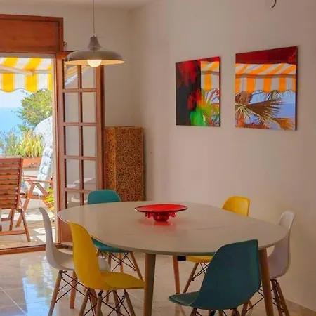 Jo - Stunning Front Line Beach House.