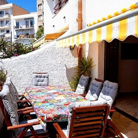 Jo - Stunning Front Line Beach House.