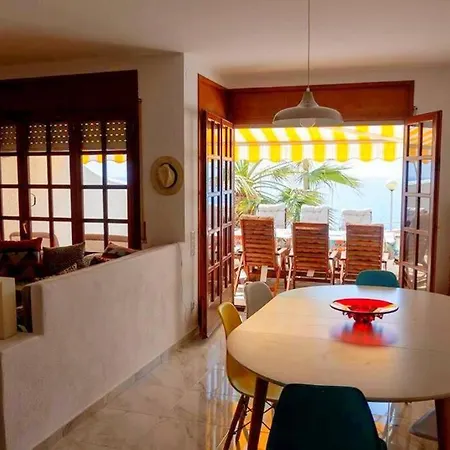 Holiday home Jo - Stunning Front Line Beach House.