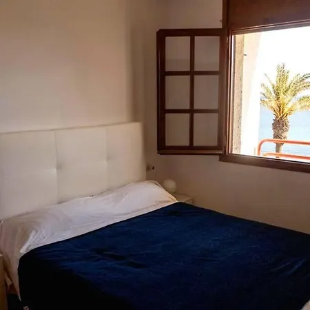 Jo - Stunning Front Line Beach House.